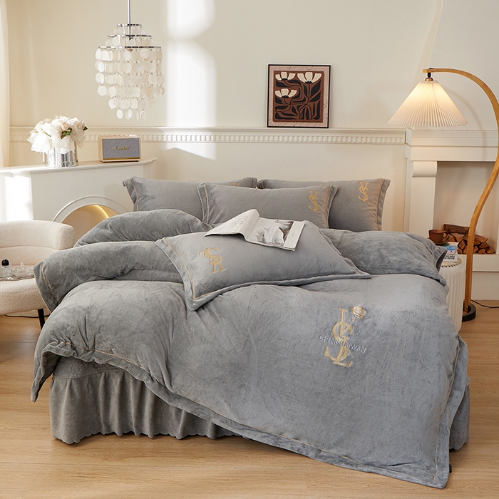 91家纺网 家纺一手货源 找家纺 （总）程百万家纺 2025新款素色婴儿绒四件套蕾丝床盖款牛奶绒四件套