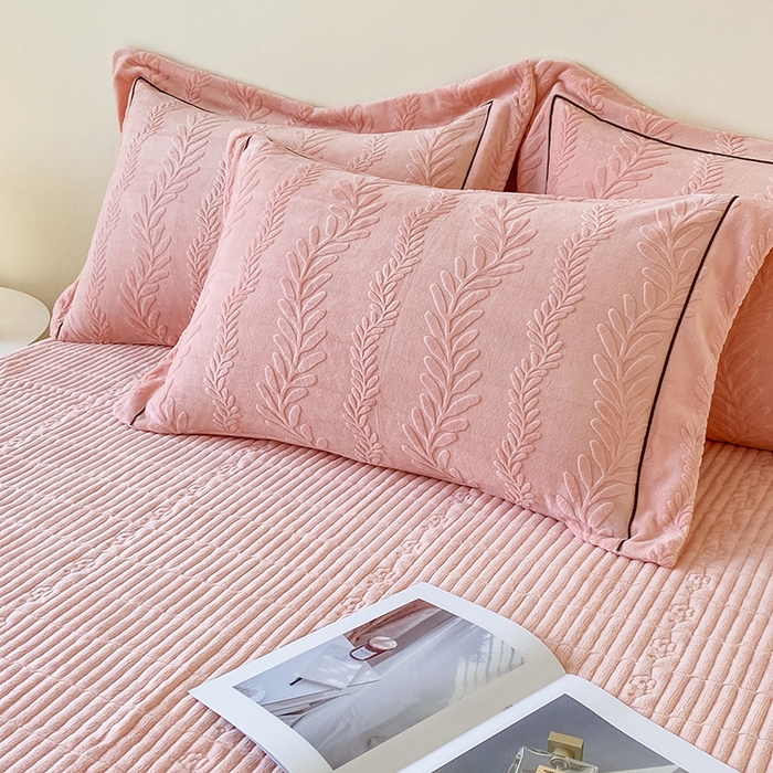 91家纺网 家纺一手货源 找家纺 （总）美伦美焕 2025新款加厚雕花绒床盖款四件套-浅叶