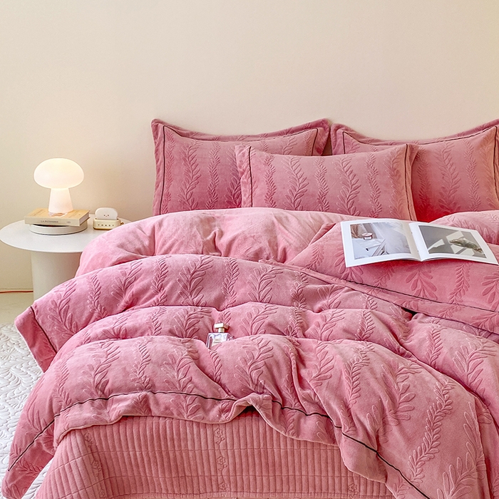 91家纺网 家纺一手货源 找家纺 美伦美焕 2025新款加厚雕花绒床盖款四件套-浅叶 浅叶-胭脂红