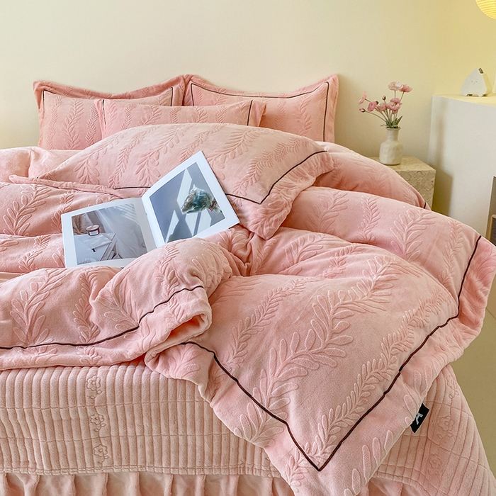 91家纺网 家纺一手货源 找家纺 美伦美焕 2025新款加厚雕花绒床盖款四件套-浅叶 浅叶-粉玉