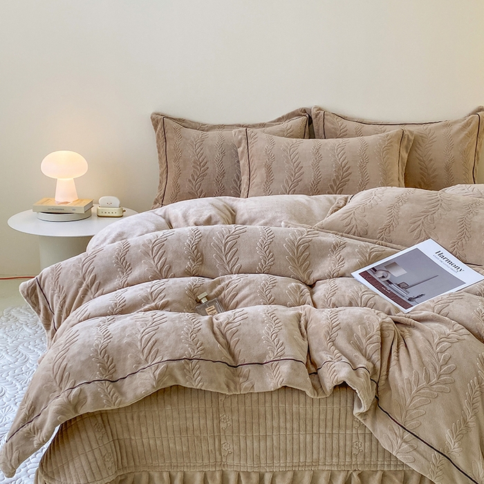 91家纺网 家纺一手货源 找家纺 美伦美焕 2025新款加厚雕花绒床盖款四件套-浅叶 浅叶-卡其