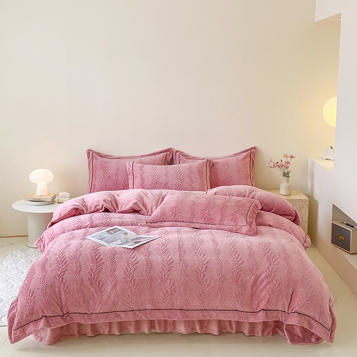 91家纺网 家纺一手货源 找家纺 美伦美焕 2025新款加厚雕花绒床盖款四件套-浅叶 浅叶-胭脂红