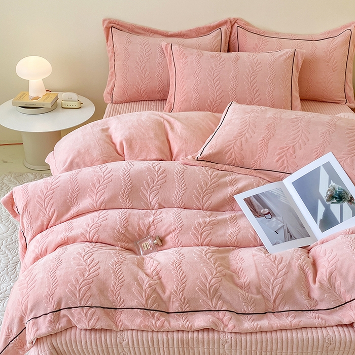 91家纺网 家纺一手货源 找家纺 美伦美焕 2025新款加厚雕花绒床盖款四件套-浅叶 浅叶-粉玉