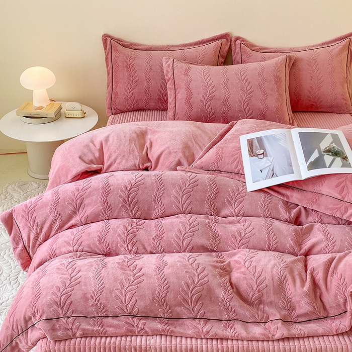 91家纺网 家纺一手货源 找家纺 美伦美焕 2025新款加厚雕花绒床盖款四件套-浅叶 浅叶-胭脂红