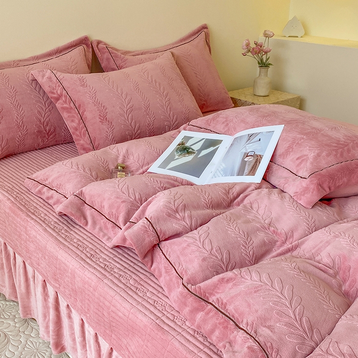 91家纺网 家纺一手货源 找家纺 美伦美焕 2025新款加厚雕花绒床盖款四件套-浅叶 浅叶-胭脂红