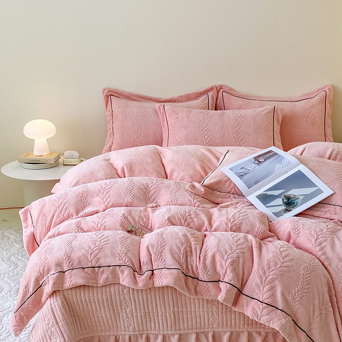 91家纺网 家纺一手货源 找家纺 （总）美伦美焕 2025新款加厚雕花绒床盖款四件套-浅叶