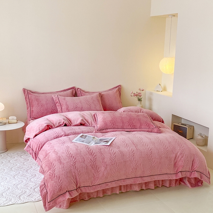 91家纺网 家纺一手货源 找家纺 美伦美焕 2025新款加厚雕花绒床盖款四件套-浅叶 浅叶-胭脂红