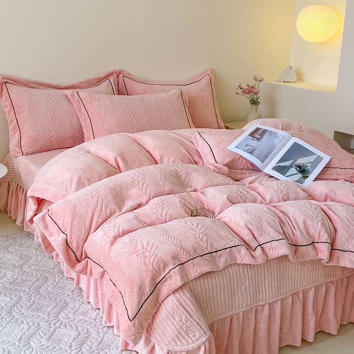91家纺网 家纺一手货源 找家纺 美伦美焕 2025新款加厚雕花绒床盖款四件套-浅叶 浅叶-粉玉