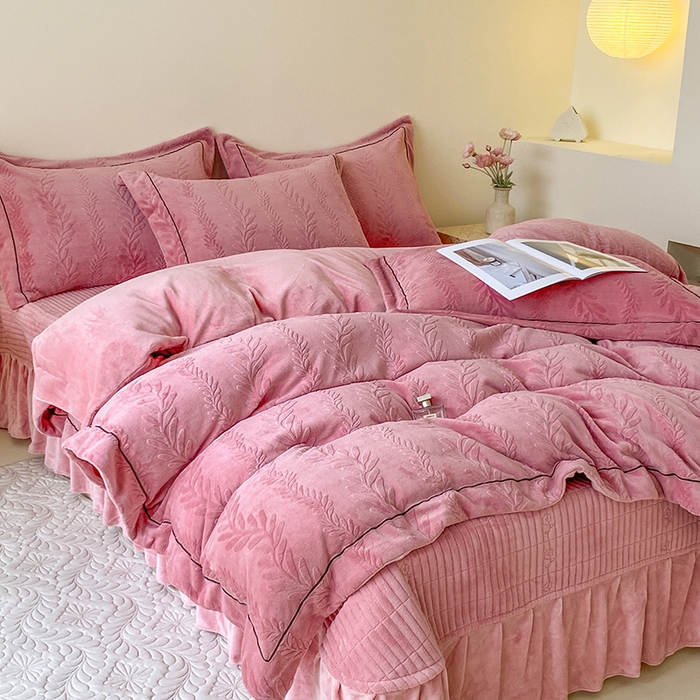 91家纺网 家纺一手货源 找家纺 美伦美焕 2025新款加厚雕花绒床盖款四件套-浅叶 浅叶-胭脂红