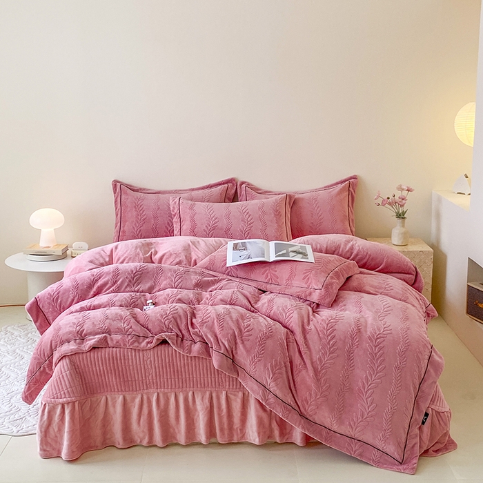 91家纺网 家纺一手货源 找家纺 美伦美焕 2025新款加厚雕花绒床盖款四件套-浅叶 浅叶-胭脂红