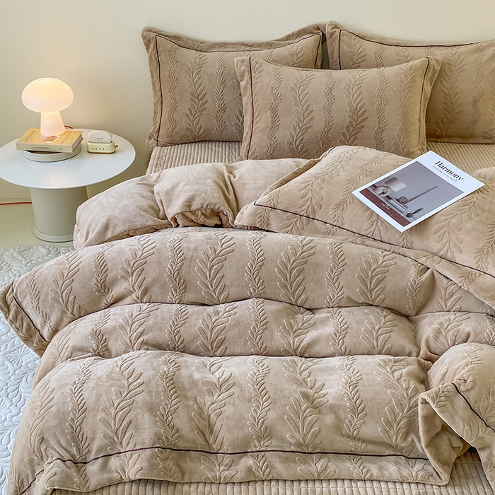 91家纺网 家纺一手货源 找家纺 美伦美焕 2025新款加厚雕花绒床盖款四件套-浅叶 浅叶-卡其