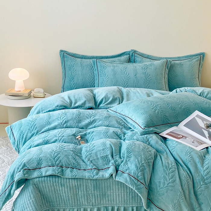 91家纺网 家纺一手货源 找家纺 美伦美焕 2025新款加厚雕花绒床盖款四件套-浅叶 浅叶-蔚蓝