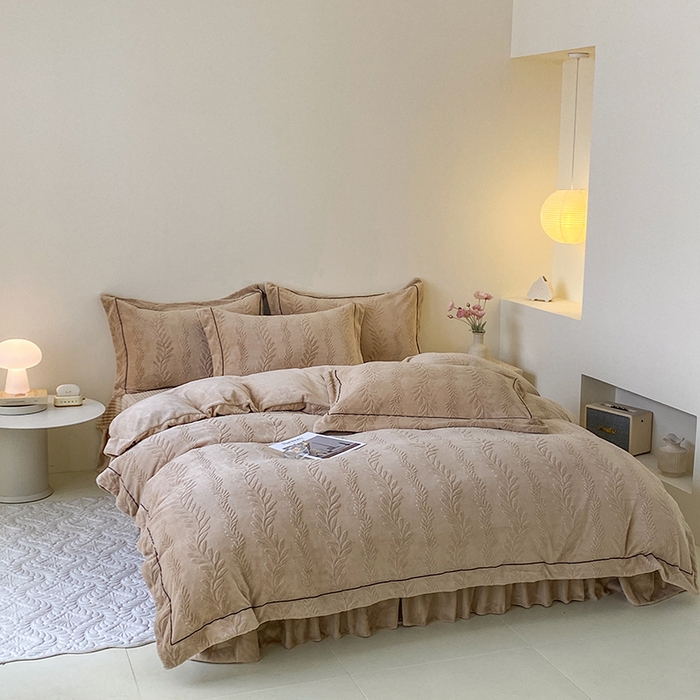 91家纺网 家纺一手货源 找家纺 美伦美焕 2025新款加厚雕花绒床盖款四件套-浅叶 浅叶-卡其
