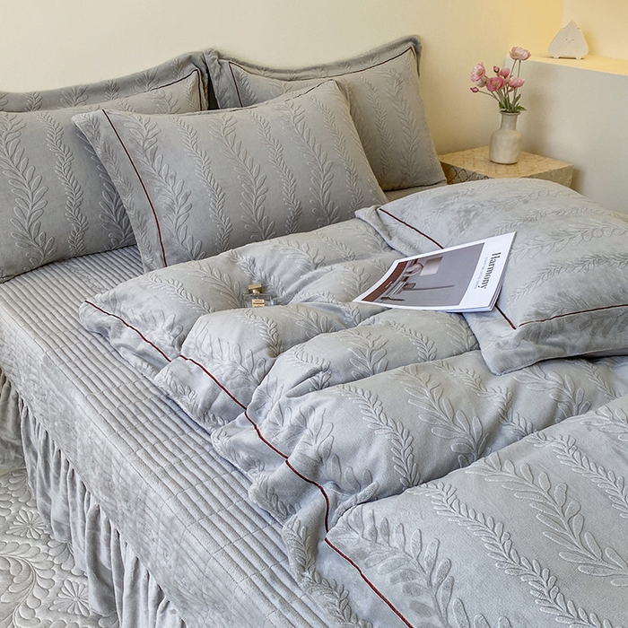 91家纺网 家纺一手货源 找家纺 美伦美焕 2025新款加厚雕花绒床盖款四件套-浅叶 浅叶-绅士灰