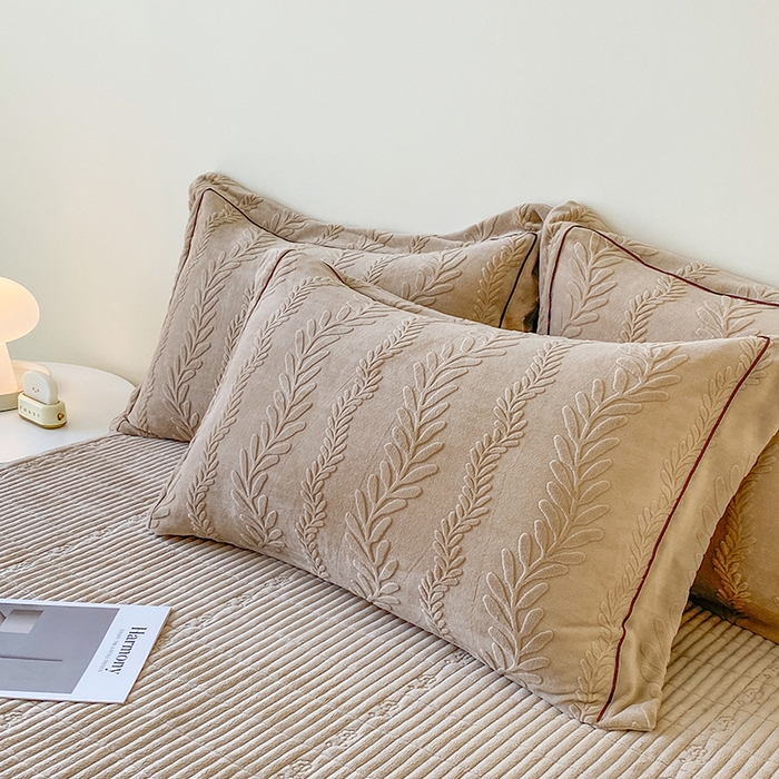 91家纺网 家纺一手货源 找家纺 美伦美焕 2025新款加厚雕花绒床盖款四件套-浅叶 浅叶-卡其