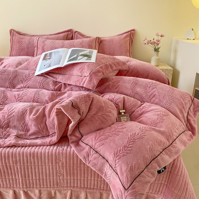 91家纺网 家纺一手货源 找家纺 美伦美焕 2025新款加厚雕花绒床盖款四件套-浅叶 浅叶-胭脂红