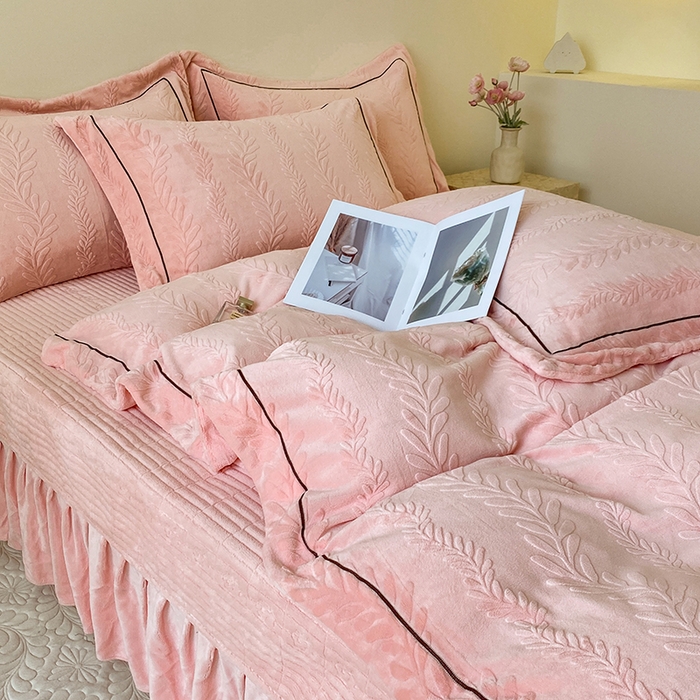 91家纺网 家纺一手货源 找家纺 美伦美焕 2025新款加厚雕花绒床盖款四件套-浅叶 浅叶-粉玉