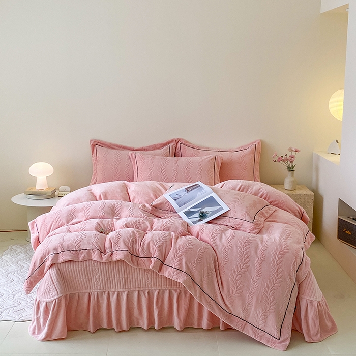 91家纺网 家纺一手货源 找家纺 美伦美焕 2025新款加厚雕花绒床盖款四件套-浅叶 浅叶-粉玉