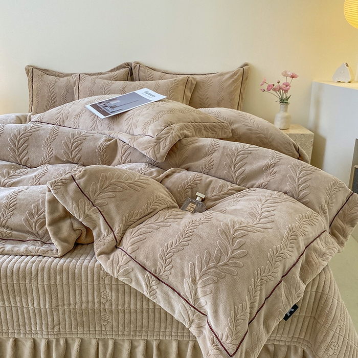 91家纺网 家纺一手货源 找家纺 美伦美焕 2025新款加厚雕花绒床盖款四件套-浅叶 浅叶-卡其