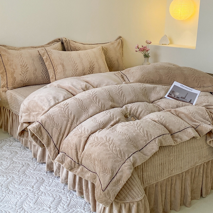 91家纺网 家纺一手货源 找家纺 美伦美焕 2025新款加厚雕花绒床盖款四件套-浅叶 浅叶-卡其