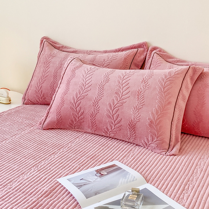 91家纺网 家纺一手货源 找家纺 美伦美焕 2025新款加厚雕花绒床盖款四件套-浅叶 浅叶-胭脂红