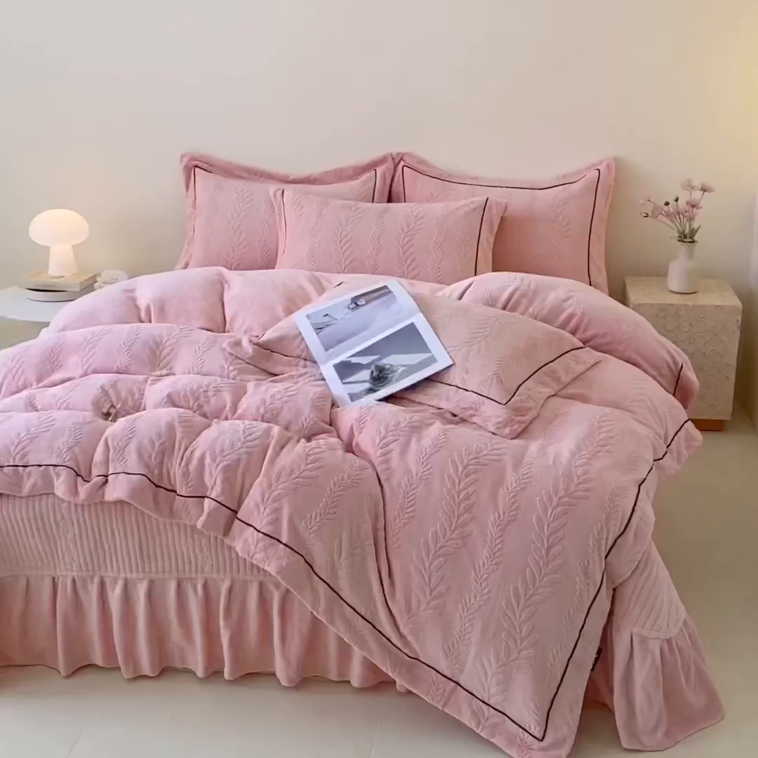 91家纺网 家纺一手货源 找家纺 （总）美伦美焕 2025新款加厚雕花绒床盖款四件套-浅叶