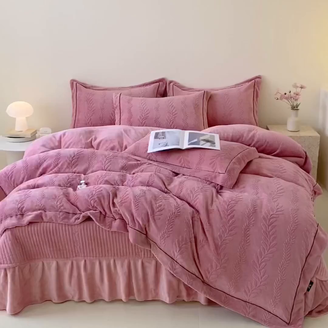 91家纺网 家纺一手货源 找家纺 美伦美焕 2025新款加厚雕花绒床盖款四件套-浅叶 浅叶-胭脂红