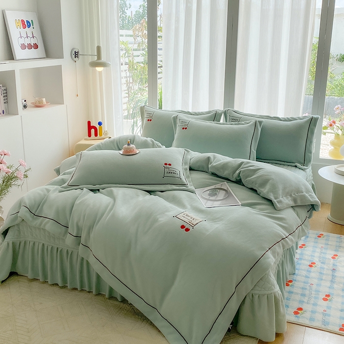 91家纺网 家纺一手货源 找家纺 （总）美伦美焕 2025新款獭獭绒贴布绣床盖款四件套