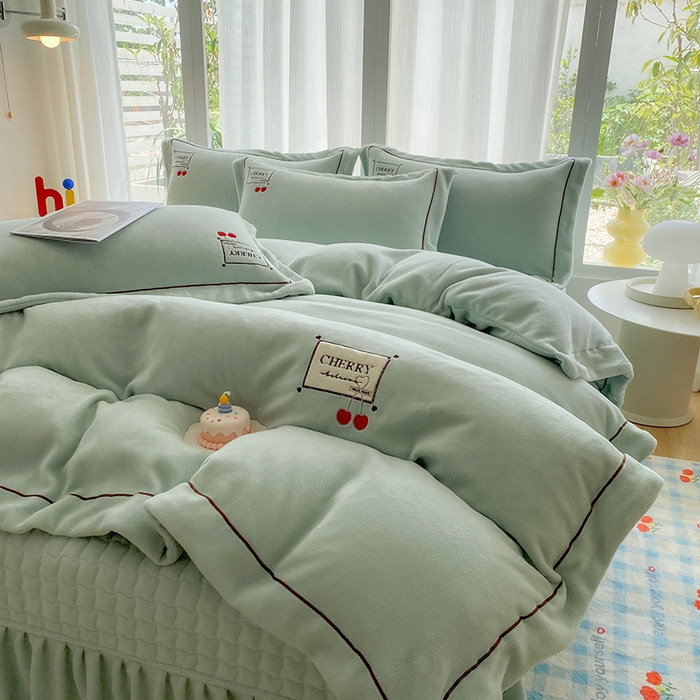 91家纺网 家纺一手货源 找家纺 （总）美伦美焕 2025新款獭獭绒贴布绣床盖款四件套