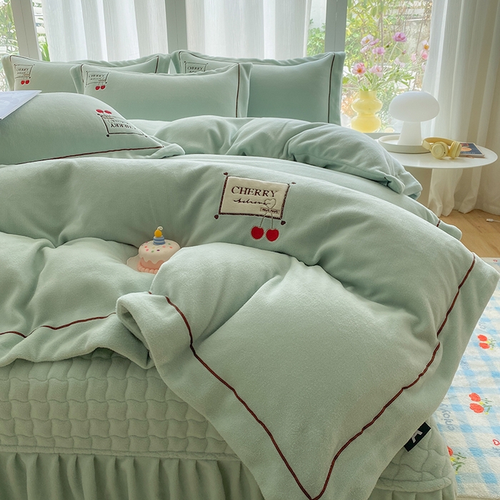 91家纺网 家纺一手货源 找家纺 （总）美伦美焕 2025新款獭獭绒贴布绣床盖款四件套