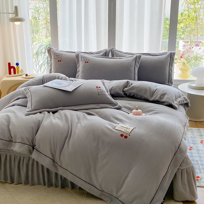 91家纺网 家纺一手货源 找家纺 （总）美伦美焕 2025新款獭獭绒贴布绣床盖款四件套