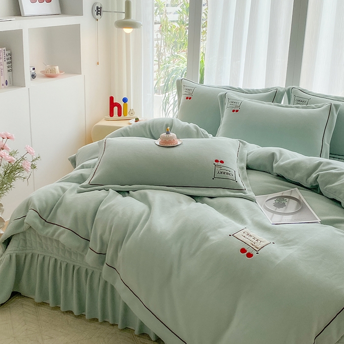 91家纺网 家纺一手货源 找家纺 （总）美伦美焕 2025新款獭獭绒贴布绣床盖款四件套