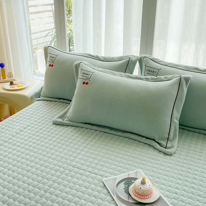 91家纺网 家纺一手货源 找家纺 （总）美伦美焕 2025新款獭獭绒贴布绣床盖款四件套