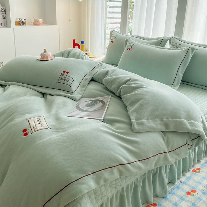 91家纺网 家纺一手货源 找家纺 美伦美焕 2025新款獭獭绒贴布绣床盖款四件套 薄荷绿
