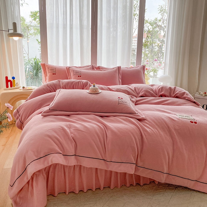 91家纺网 家纺一手货源 找家纺 美伦美焕 2025新款獭獭绒贴布绣床盖款四件套 豆沙