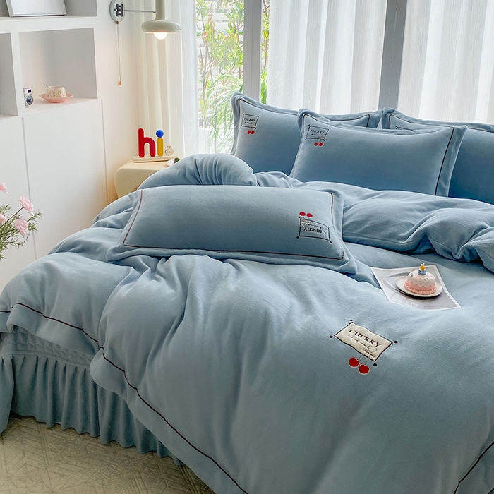 91家纺网 家纺一手货源 找家纺 美伦美焕 2025新款獭獭绒贴布绣床盖款四件套 雾霾蓝