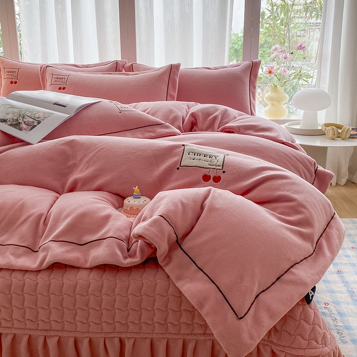 91家纺网 家纺一手货源 找家纺 美伦美焕 2025新款獭獭绒贴布绣床盖款四件套 豆沙