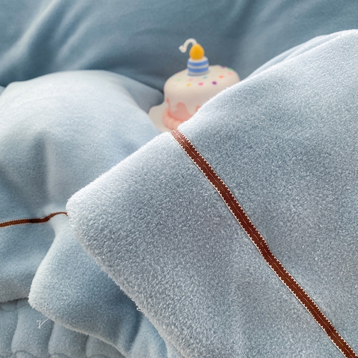 91家纺网 家纺一手货源 找家纺 美伦美焕 2025新款獭獭绒贴布绣床盖款四件套 雾霾蓝