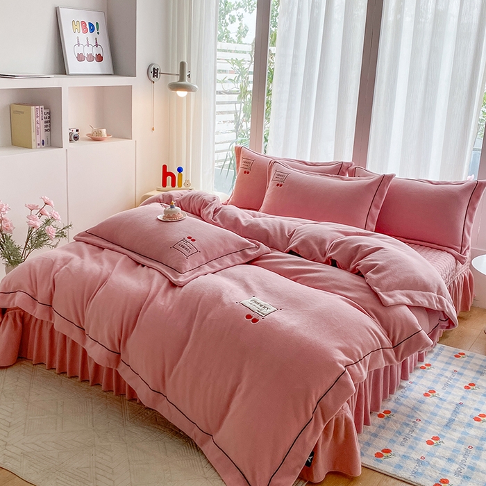 91家纺网 家纺一手货源 找家纺 美伦美焕 2025新款獭獭绒贴布绣床盖款四件套 豆沙