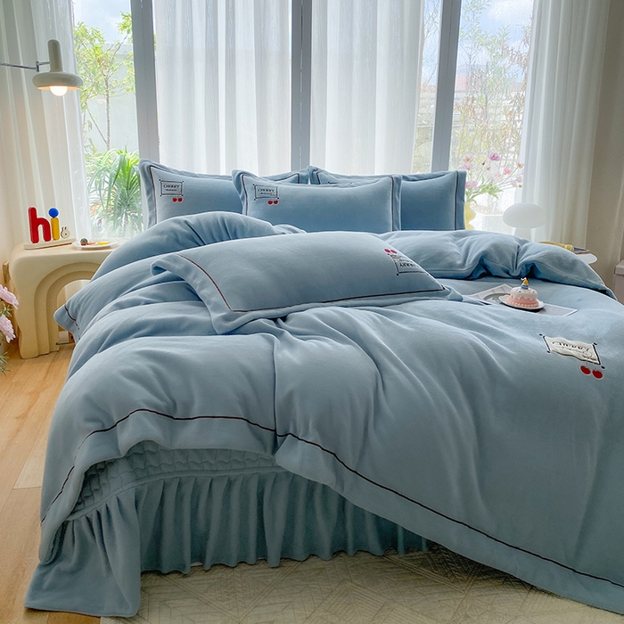 91家纺网 家纺一手货源 找家纺 美伦美焕 2025新款獭獭绒贴布绣床盖款四件套 雾霾蓝