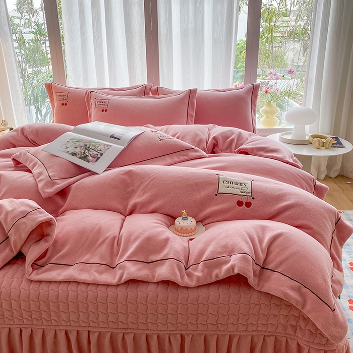 91家纺网 家纺一手货源 找家纺 美伦美焕 2025新款獭獭绒贴布绣床盖款四件套 豆沙