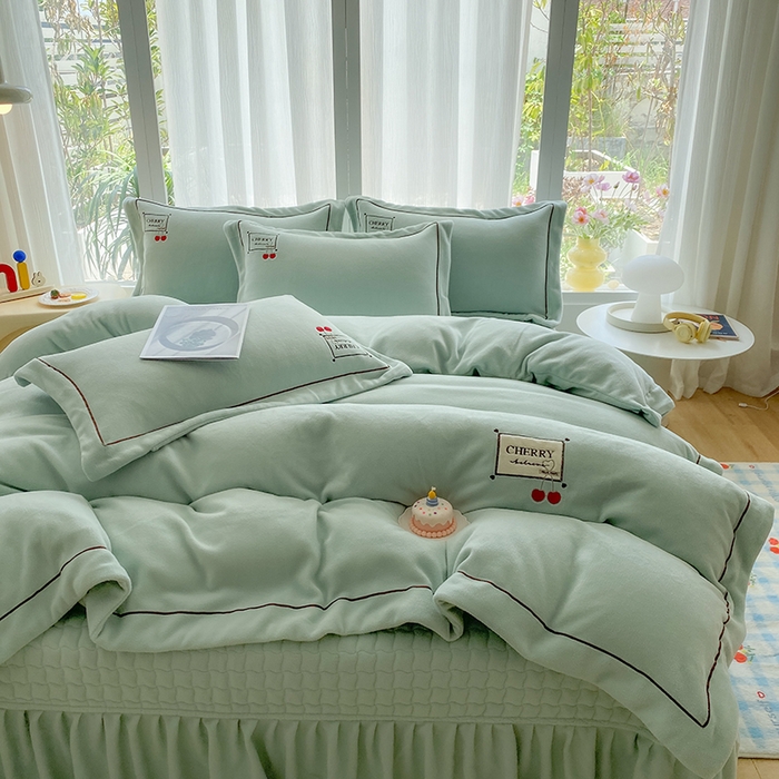 91家纺网 家纺一手货源 找家纺 美伦美焕 2025新款獭獭绒贴布绣床盖款四件套 薄荷绿