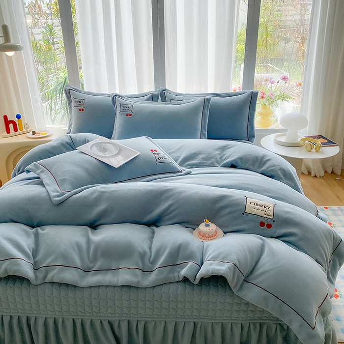 91家纺网 家纺一手货源 找家纺 美伦美焕 2025新款獭獭绒贴布绣床盖款四件套 雾霾蓝