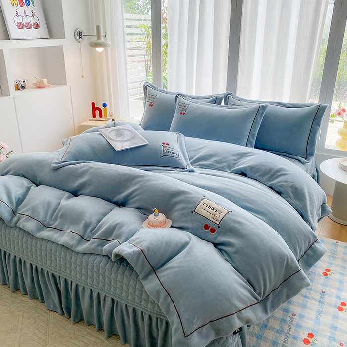 91家纺网 家纺一手货源 找家纺 美伦美焕 2025新款獭獭绒贴布绣床盖款四件套 雾霾蓝