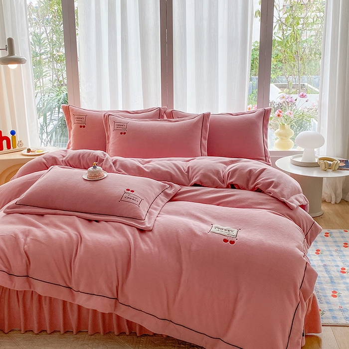 91家纺网 家纺一手货源 找家纺 （总）美伦美焕 2025新款獭獭绒贴布绣床盖款四件套