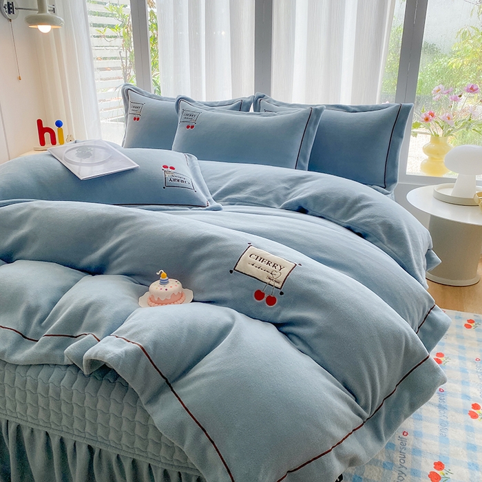 91家纺网 家纺一手货源 找家纺 美伦美焕 2025新款獭獭绒贴布绣床盖款四件套 雾霾蓝