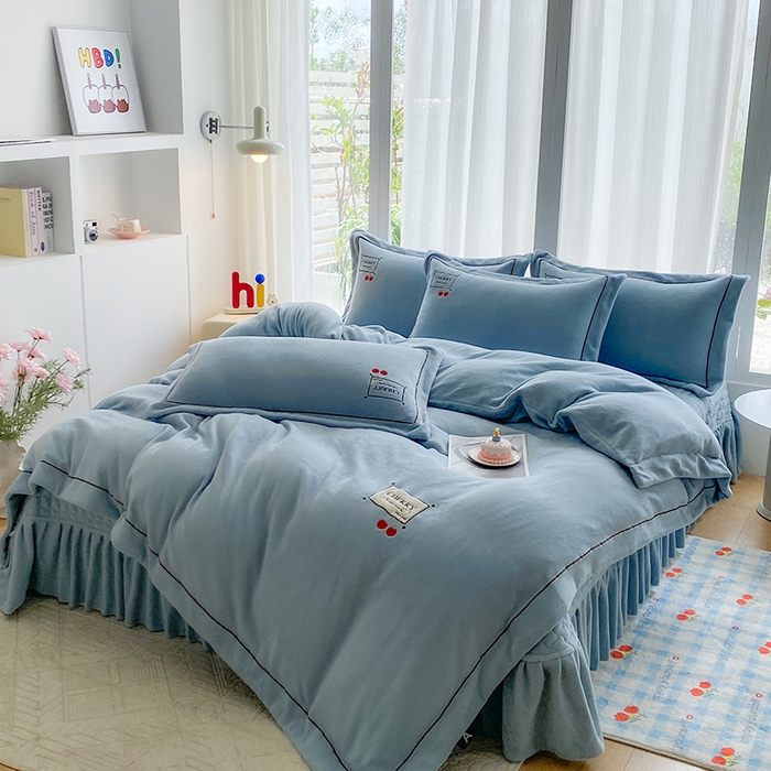 91家纺网 家纺一手货源 找家纺 美伦美焕 2025新款獭獭绒贴布绣床盖款四件套 雾霾蓝
