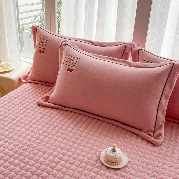 91家纺网 家纺一手货源 找家纺 美伦美焕 2025新款獭獭绒贴布绣床盖款四件套 豆沙