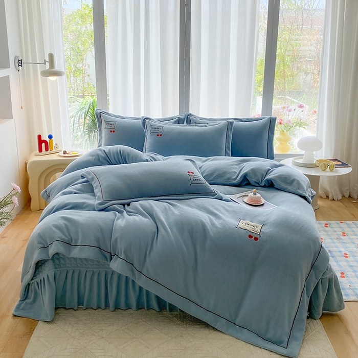 91家纺网 家纺一手货源 找家纺 美伦美焕 2025新款獭獭绒贴布绣床盖款四件套 雾霾蓝