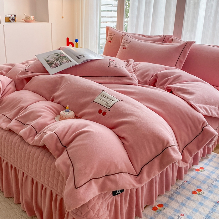 91家纺网 家纺一手货源 找家纺 美伦美焕 2025新款獭獭绒贴布绣床盖款四件套 豆沙